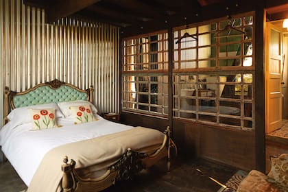Las habitaciones se hicieron con maderas recicladas, antiguas puertas, elementos recuperados y restaurados con artesanía y talento.