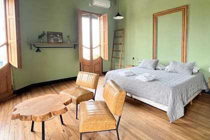 Las habitaciones son amplias y con los pisos de pinotea recuperados.