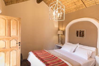 Las habitaciones son ocho, muy cómodas y decoradas con tejidos artesanales en tonos andinos.