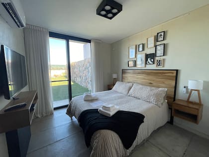 Las habitaciones son tres, muy confortables, y están decoradas en tonos cálidos.