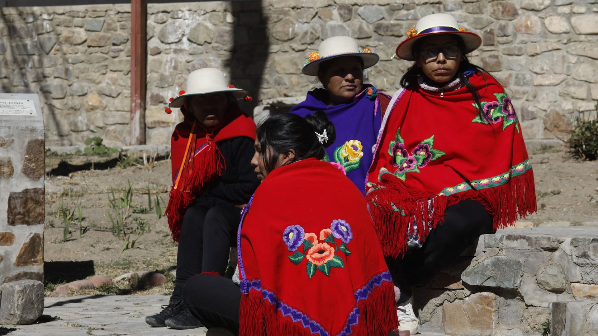 Las habitantes de Caspalá tiñen la lana de llama para lograr colores vibrantes