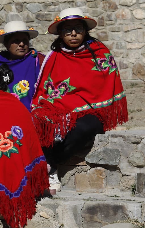 Las habitantes de Caspalá tiñen la lana de llama para lograr colores vibrantes