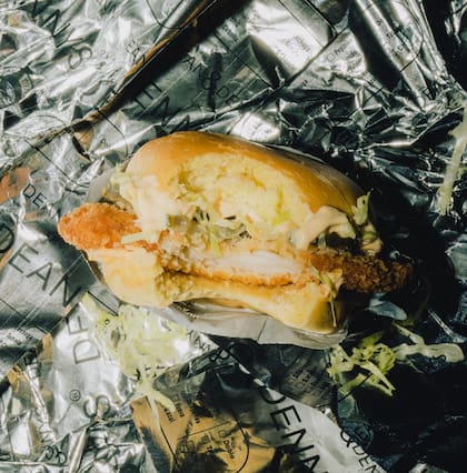 Las hamburguesas de Dean & Dennys son de carne, pero también de pollo y veganas.
