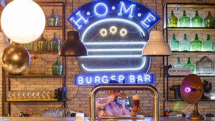 Las hamburguesas en Home Burger se cocinan a la plancha y se sirven con papas rústicas y cerveza artesanal.