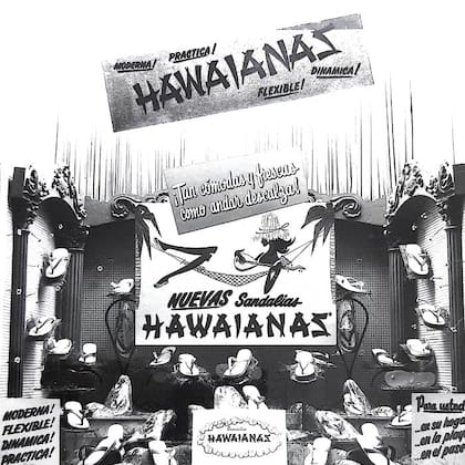 Las Hawaianas, antes de ser Havaianas, fueron una creación ideada en Brasil pero que se desarrolló en Alpargatas de la Argentina, en especial, para encontrar la composición justa de la goma