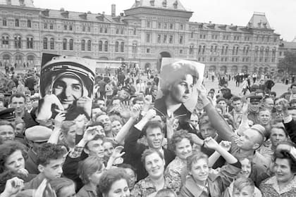 Las hazañas espaciales de Valentina Tereshkova fueron celebradas por multitudes en la Plaza Roja de Moscú.