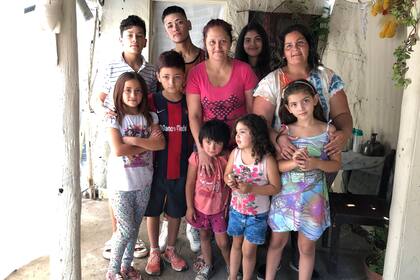 Las hermanas Analía y Marisa, con algunos de sus hijos e hijas