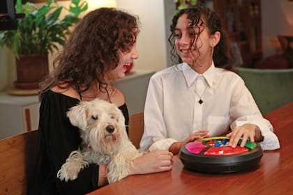 Las hermanas con su perra Pancha.
