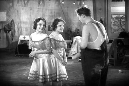 Las hermanas Daisy y Violet Hilton fueron famosas por protagonizar películas como Freaks (1932) y actuar en espectáculos teatrales. Sin embargo, aunque alcanzaron la gloria, sus momentos finales las encontraron en la miseria