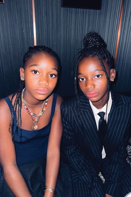 Las hermanas del homenajeado, las gemelas Stella y Estere, que eligió un traje a rayas con corbata para la velada.