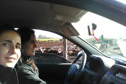 Las hermanas Ferrando recorriendo los distintos potreros en el feedlot: Paula al volante y María de acompañante