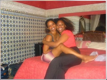 Las hermanas gemelas vivieron alejadas de su madre durante casi toda su infancia