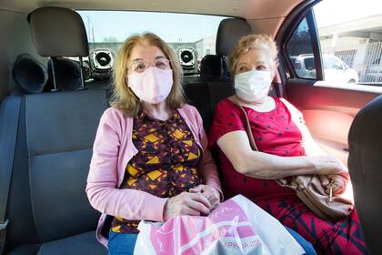 Las hermanas Godoy volvieron de votar en uno de los autos de la remisería La Esperanza