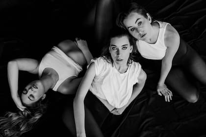 Las hermanas Haim sufrieron un susto de salud en su círculo íntimo mientras grababan su nuevo disco y cuando quisieron presentarlo no pudieron por la cuarentena global