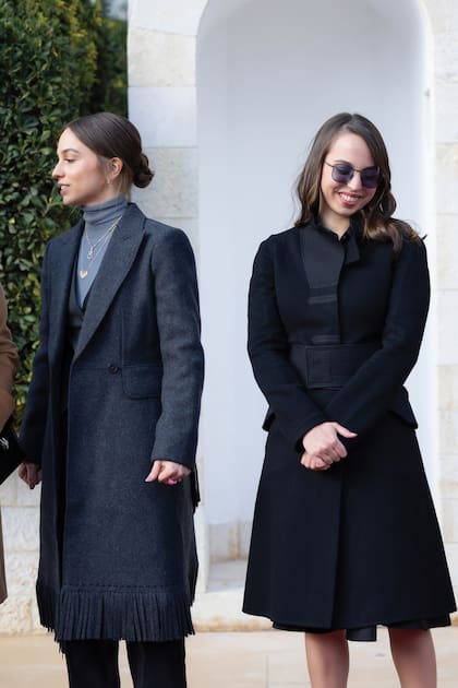 Las hermanas Iman y Salma, quien optó por un tapado de la colección 2001 de Louis Vuitton.