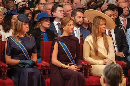 Las hermanas, juntas por primera vez en el Día del Príncipe, atentas a las palabras de su padre