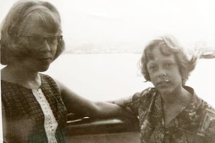 Las hermanas Lunkka en el barco de carga que las llevaría a la Argentina por primera vez. Junto a sus padres, eran los únicos pasajeros que acompañaron al capitán y sus marineros.