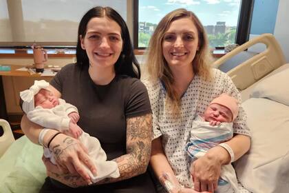 Las hermanas Mackenzie Root (izquierda) y Alysha Orsine sostienen a sus bebés, nacidos con un día de diferencia (Facebook)