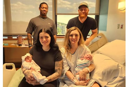 Las hermanas Mackenzie Root y Alysha Orsine con sus bebés recién nacidos con un día de diferencia (Facebook)