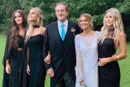 Las hermanas Maylin en el casamiento de Agustina, en 2021. Además de Mili (la segunda de la izquierda) están Delfina y Magdalena. En el centro, Claudio Maylin, que murió el 18 de julio de este año. "Nunca fui Susanita, pero sí tenía la ilusión de que, si me casaba, quería que me entrara mi papá”. El civil será el 27 de este mes, que es el día de la Medalla Milagrosa. Tres días después, el 30, será la boda. "Mientras el civil será chiquito y para los íntimos, en la fiesta habrá 350 invitados: familia, amigos de toda la vida, testigos", adelanta. Desde los arreglos de las mesas hasta las velas pasando por lo que habrá en la mesa de postres, todo estará a cargo de emprendedores sociales de los barrios en los que Mili trabajó cuando estuvo a cargo del organismo provincial para urbanización, como el Barrio 31 o Villa Itatí, entre otros.