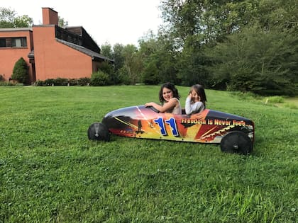 Las hermanas Minetti realizan todo tipo de actividades en el jardín y el bosque de su casa.