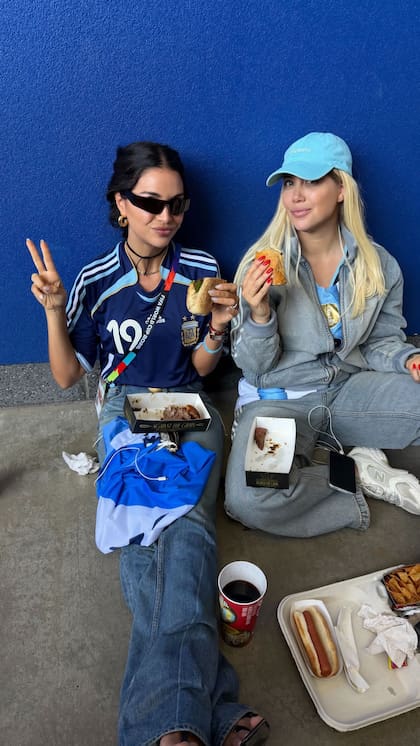 Las hermanas Nara en la previa del partido entre Argentina y España
