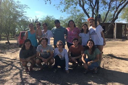 Las hermanas Reymundo Roberts, junto a amigos y familia, llevan donaciones y "mucha alegría" durante las fiestas a los habitantes que viven en los parajes Quimilí Paso y Rubia Paso, en Santiago del Estero.