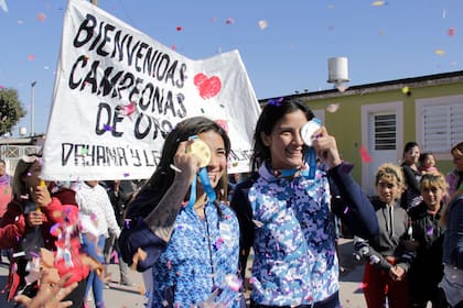 Las hermanas Sánchez, con sus medallas, cuando volvieron de Lima con sus medallas a su barrio en Córdoba.