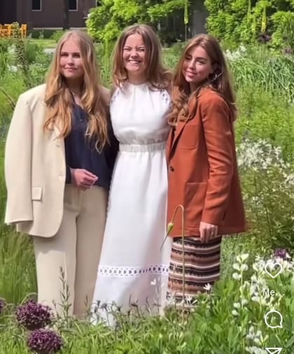 Las hermanas se mostraron cómplices y sonrientes frente a los fotógrafos y cámaras de televisión.