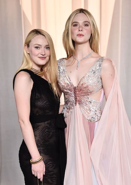 Las hermanas sean unidas: Dakota y Elle Fanning posaron juntas en la gala del museo de la Academia: Dakota con un vestido de The Row en negro y con transparencias, y Elle lució un diseño de Valentino en rosa palo con biustier en forma de mariposa