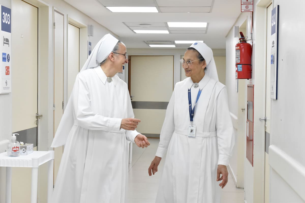 Las hermanas Teresa y Mercedes viven en el quinto piso de Mater Dei junto a otras 6 religiosas (Foto: Irene Robert - Gentileza Sanatorio Mater Dei)