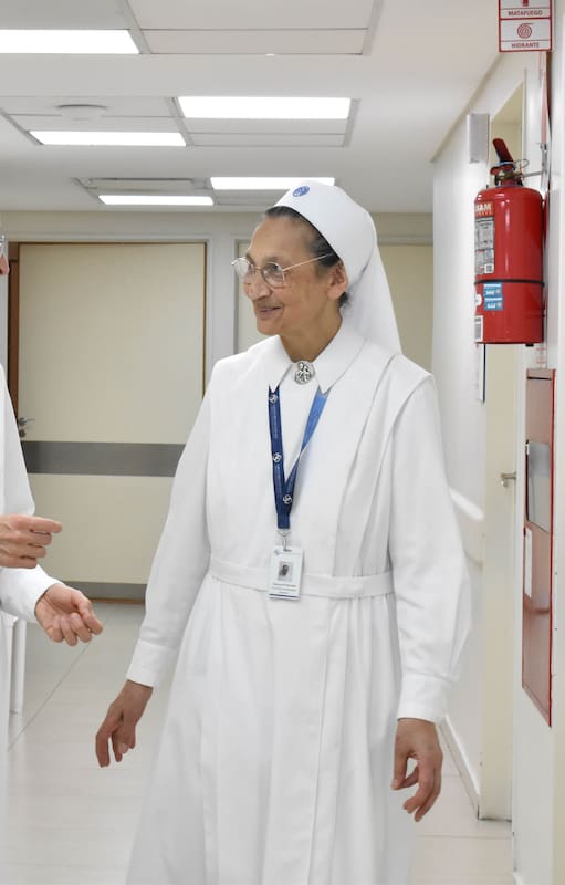 Las hermanas Teresa y Mercedes viven en el quinto piso de Mater Dei junto a otras 6 religiosas (Foto: Irene Robert - Gentileza Sanatorio Mater Dei)