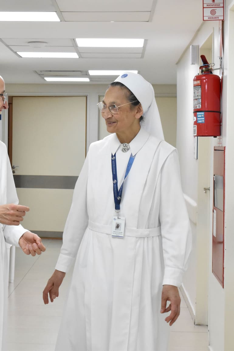 Las hermanas Teresa y Mercedes viven en el quinto piso de Mater Dei junto a otras 6 religiosas (Foto: Irene Robert - Gentileza Sanatorio Mater Dei)