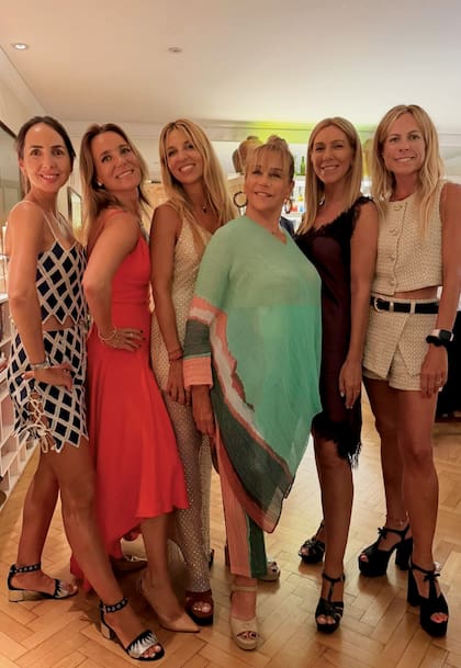 Las hermanas Verónica, Marina, Mercedes y Constanza Solari, nietas de Goldy, posaron junto a Mariana Gallego (de rojo) y Marcela