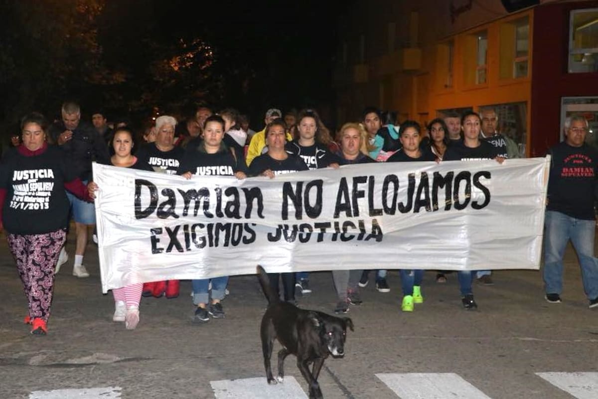 Las hermanas y la madre de Damián Sepúlveda, en una marcha