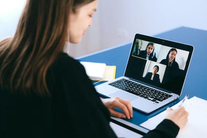 Las herramientas tecnológicas han facilitado el inicio de los romances en el trabajo, según los encuestados. (Pexels/Anna Shvets)