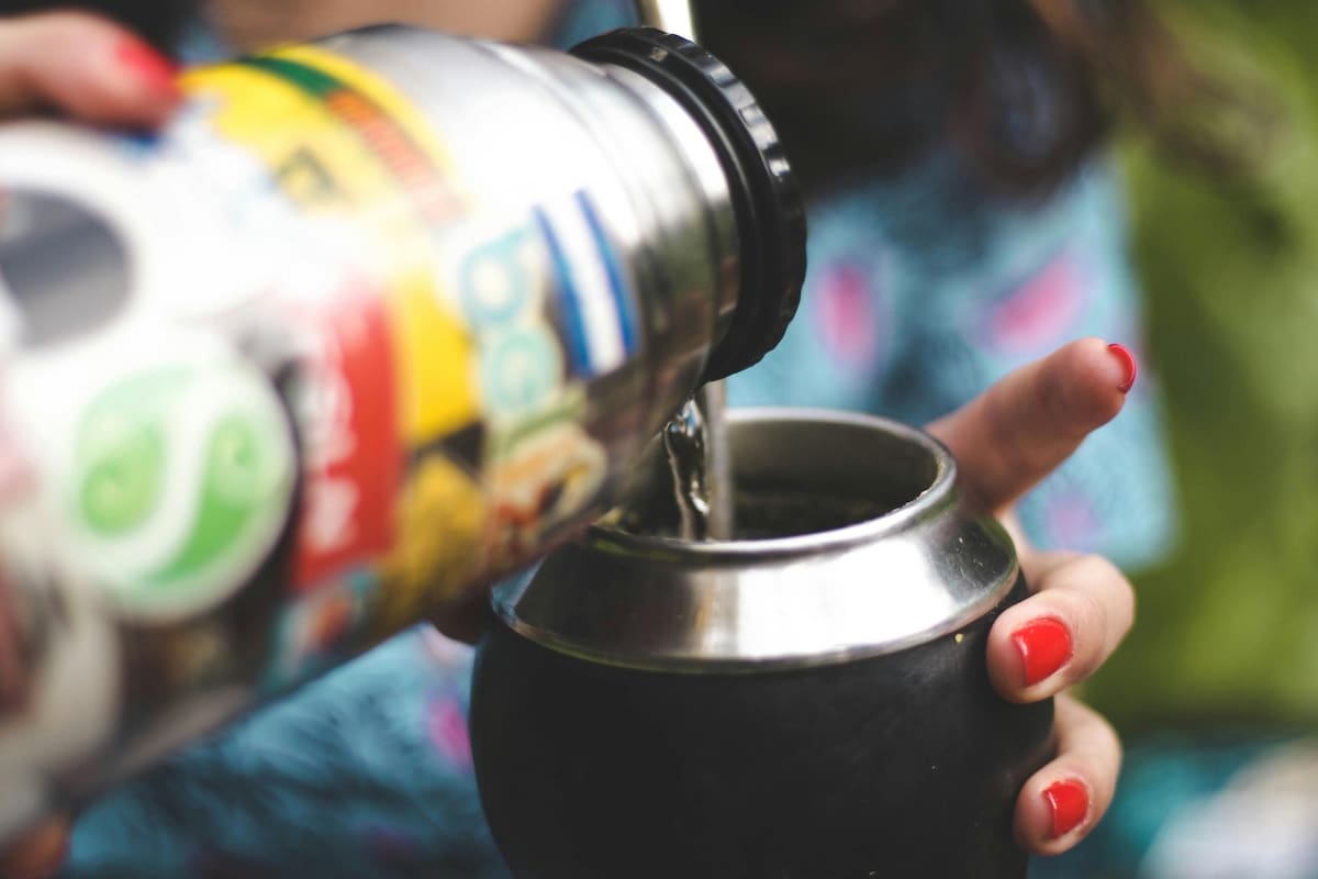 Las hierbas agregadas al mate, además de aportar matices distintos, brindan beneficios para la salud