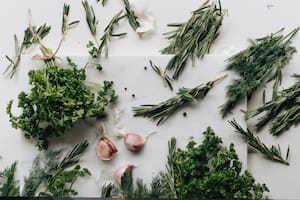 Las hierbas aromáticas se usan para condimentar las comidas pero también para hacer infusiones saludables (Foto Pexels)