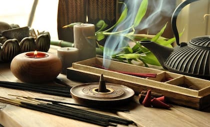 Las hierbas aromáticas son muy usadas en las limpiezas energéticas; también, se suele utilizar un carbón activado en un cuenco o sahúmos