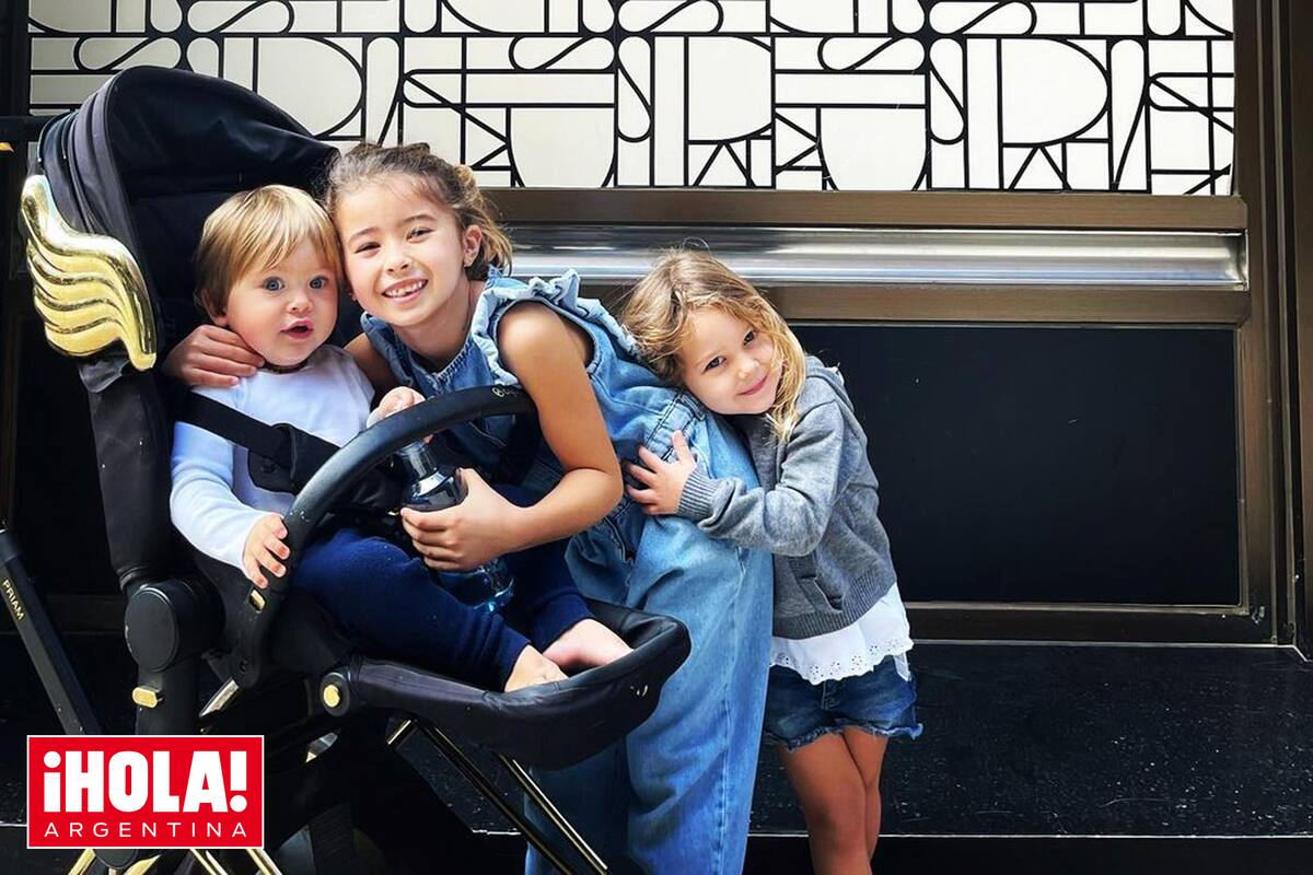 Las hijas de Eugenia, Rufina y Magnolia posan junto a su hermano Amancio en el cochecito de lujo.