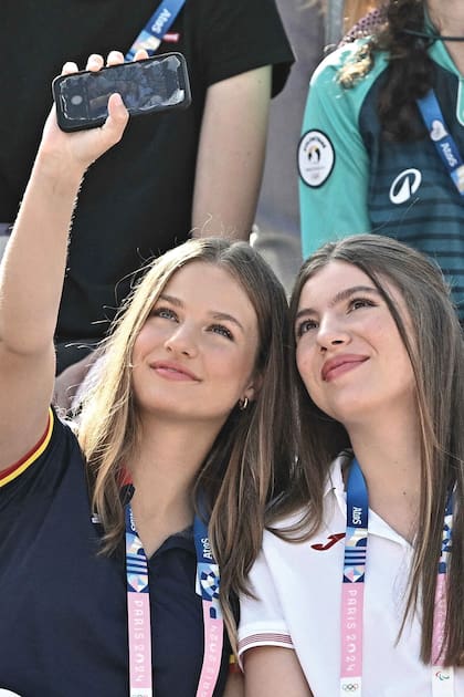 Las hijas de los reyes Felipe y Letizia
se hacen unas selfies para el recuerdo.