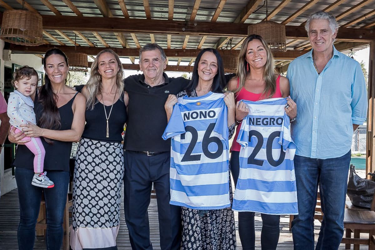 Las hijas de Luis "Pato" García Yañez y de Walter Omar Aniz con camisetas con números que tuvieron sus padres en la gira de los Pumas de 1965, junto a Gabriel Travaglini y José Luis Masera, un histórico de San Fernando y amigo de García Yáñez y de Aniz.