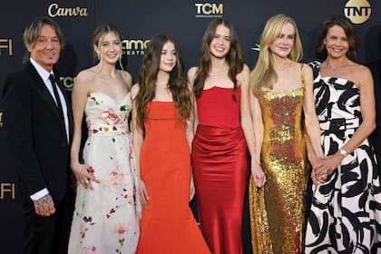 Las hijas de Nicole Kidman hicieron su debut en la alfombra roja para acompañar a su madre en una noche muy especial; tanto Sunday Rose como Faith Margaret optaron por diseños en distintos tonos de colorado