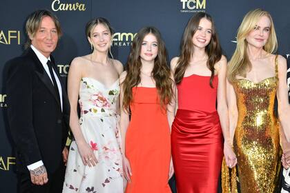 Las hijas de Nicole Kidman hicieron su debut en la alfombra roja para acompañar a su madre en una noche muy especial; tanto Sunday Rose como Faith Margaret optaron por diseños en distintos tonos de colorado