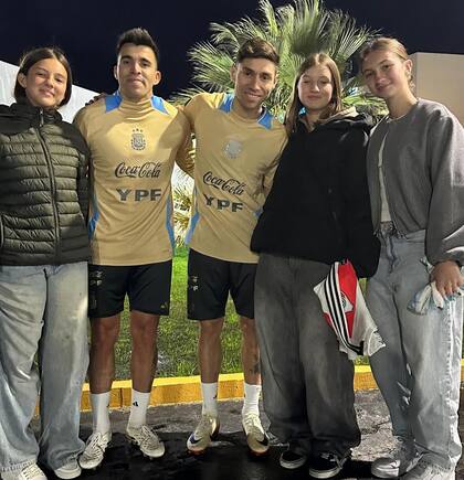 Las hijas de Nicole Neumann y Fabián Cubero visitaron el predio de la AFA y conocieron a los campeones del mundo (Foto: Instagram @fabiancuberooficial)