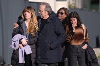 Las hijas del cantante, Carmela y Rocío (fruto del primer matrimonio de Joaquín), junto a Joan Manuel Serrat durante una visita a su padre, que estaba internado tras una caída del escenario, en 2020. Ellas, como Jimena, son las incondicionales de Sabina, además de sus herederas.
