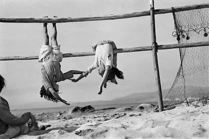 Las hijas del pescador, Aldea de los Horcones, Chile, 1956