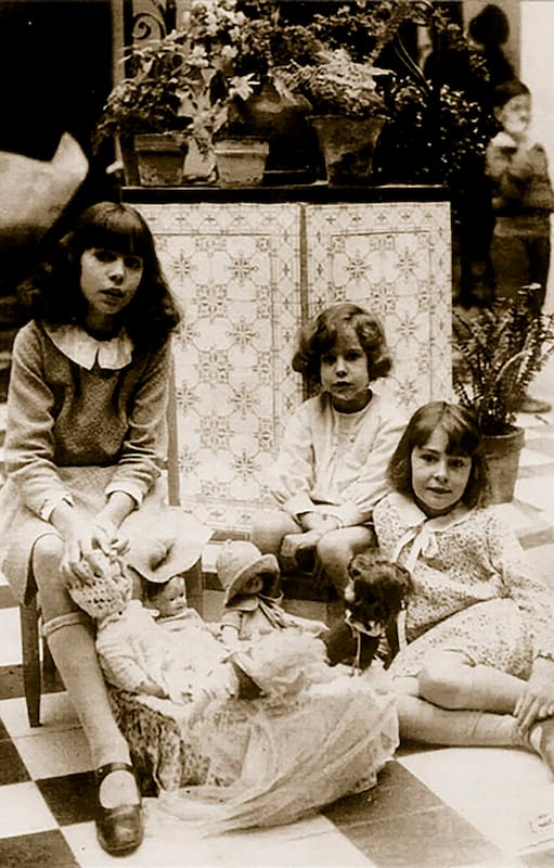 Las hijas menores de Horacio y María Cristina (de izquierda a derecha, Carola, Elena y Carmen) juegan con sus muñecas en el patio de la casa, junto al aljibe (circa 1933)