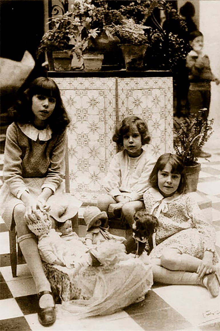 Las hijas menores de Horacio y María Cristina (de izquierda a derecha, Carola, Elena y Carmen) juegan con sus muñecas en el patio de la casa, junto al aljibe (circa 1933)
