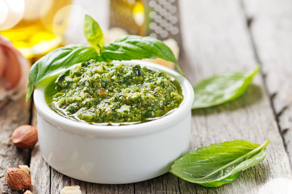 Las hojas de albahaca bien frescas son el comienzo de esta receta milenaria
